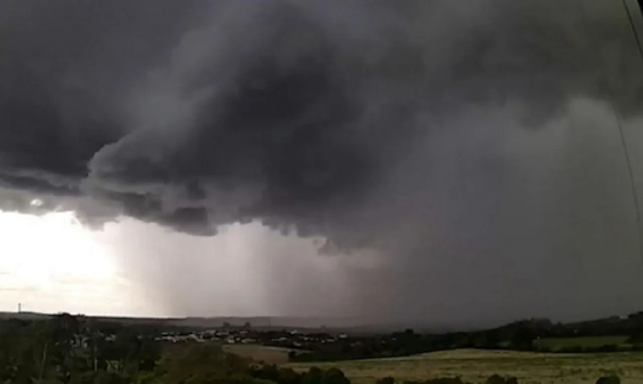 A imagem a formação de uma chuva intensa na cidade de Jóia/RS